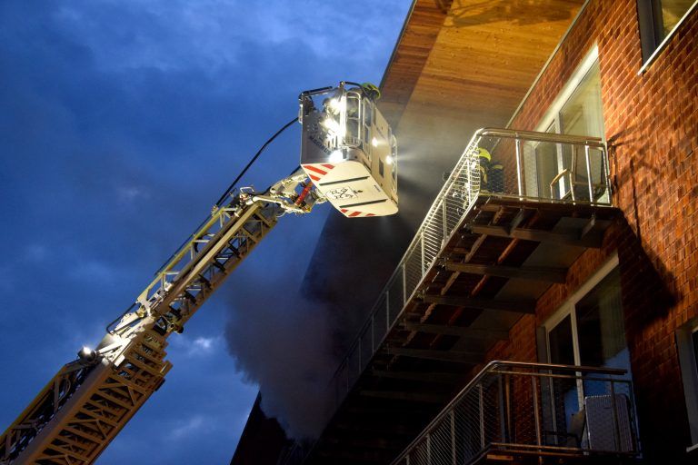 Feuerwehren probten bei und in der Reha-Klinik Montafon.