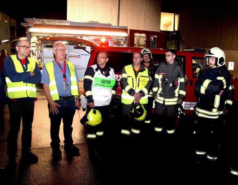 Feuerwehren probten bei und in der Reha-Klinik Montafon.