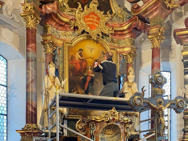 Mit größter Sorgfalt wurde das Gemälde vom Altar abgenommen, um es für die Ausstellung ins Museum nach Schwarzenberg zu transportieren. <span class="copyright">MAM/5</span>