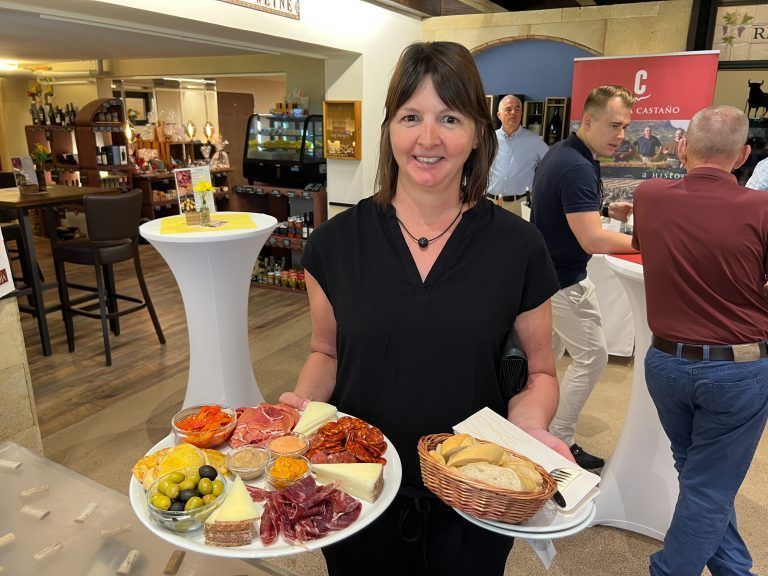 Die richtige Unterlage brachte Claudia Windhager den Gästen.