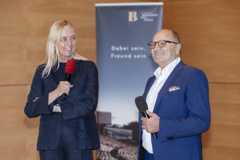 Die Vorsitzende des Verein der Freunde der Bregenzer Festspiele Judith Salzmann und Festspielpräsident Hans-Peter Metzler. <span class="copyright">Bregenzer Festspiele/Lisa Mathis (7)</span>