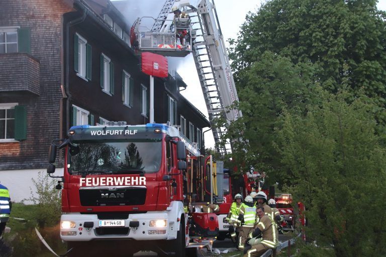 Großeinsatz mit dem Steiger bei der Brandannahme im Ferienheim. <span class="copyright">NAM/8</span>