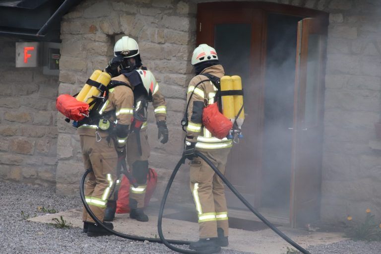 Mit Atemschutzgeräten mussten die „Opfer“ geborgen werden.