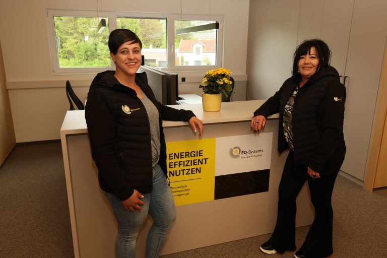 Kathrin Mager und Yeliz Akan am Empfang von EQ-Systems.