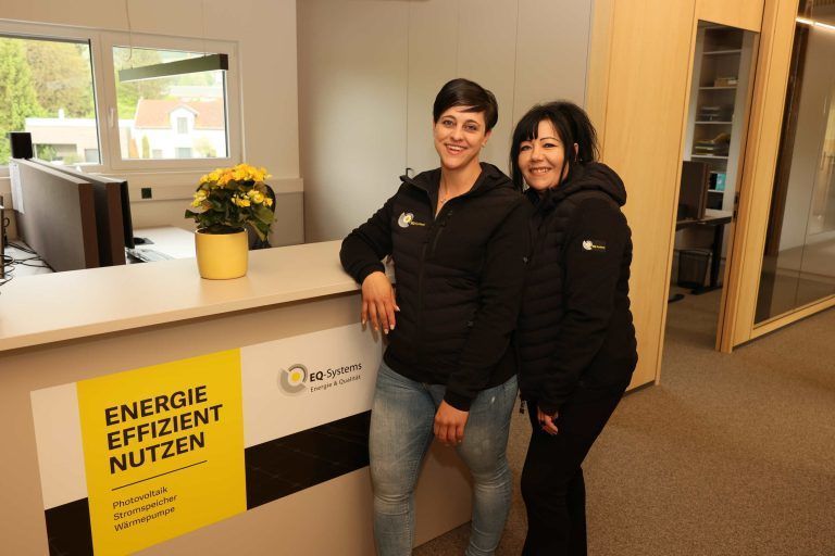 Kathrin Mager und Yeliz Akan am Empfang von EQ-Systems.