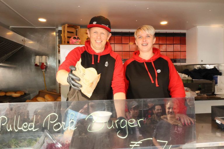 Sven und Janine mit Pulled-Pork-Burgern.