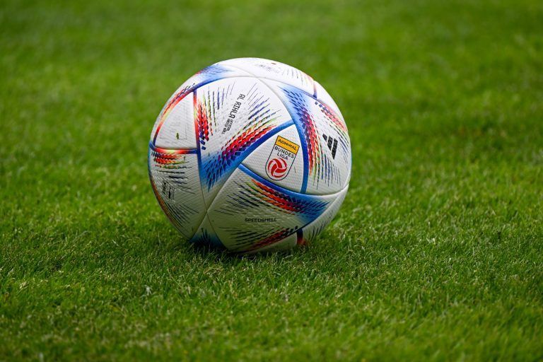Der Ball rollt, doch immer öfter eskalieren die Emotionen auf Vorarlbergs Fußballplätzen. <span class="copyright">gepa</span>