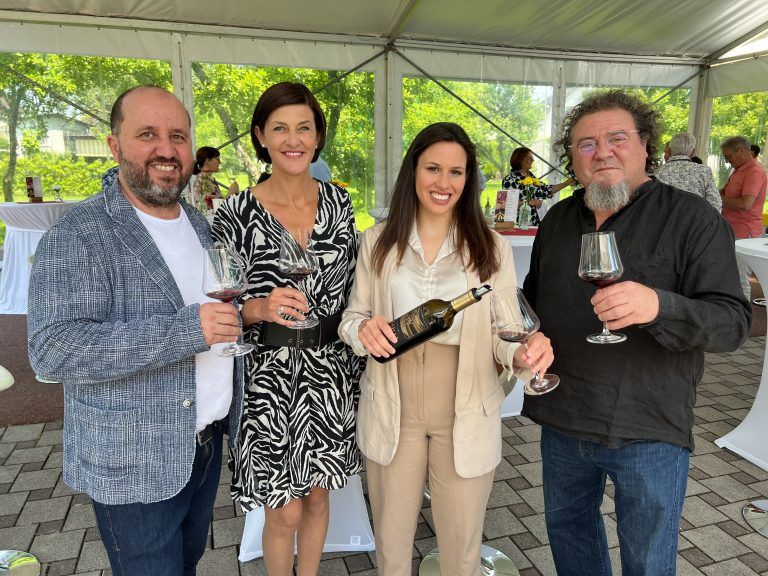Gastgeber Manuel und Beate Espinoza-Mayr mit Lorena G. Lopez und Miquel Angel Cerdà bei den Winzertagen 2023. <span class="copyright">Franc</span>