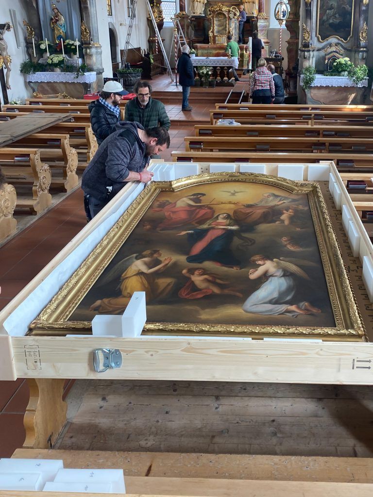 Der Transport des wertvollen Hochaltarbildes war eine angesagte Aktion.