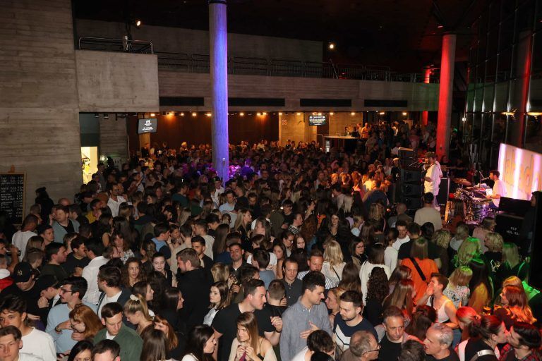 Im Foyer des Kulturhauses bewährten sich „Dabado“ mit Clubsound als Publikumsmagnet. <span class="copyright">AME</span>