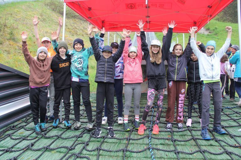 Sie jubelten angesichts ihrer guten Leistungen: Schülerinnen und Schüler der vierten Klasse der Volksschule Tschagguns.