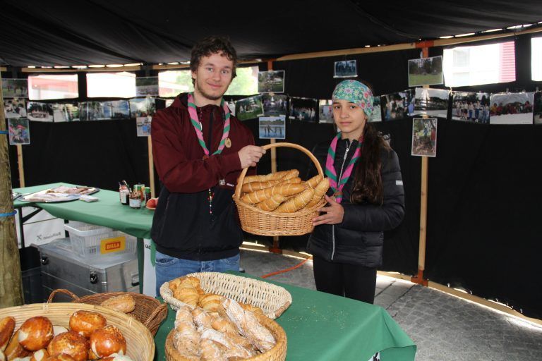 Johannes Auer und Leonie Schnetzer boten den Gästen gerne frische Brötchen an.