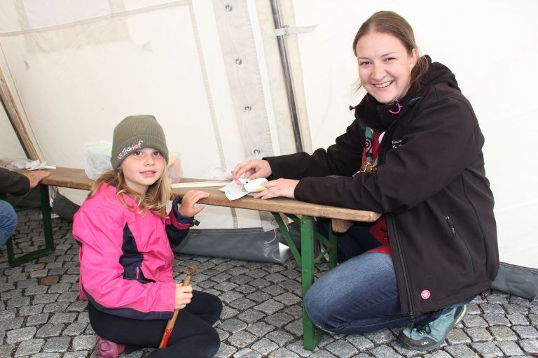 Sabine Butzerin unterstützte die kleine Mia beim Basteln.