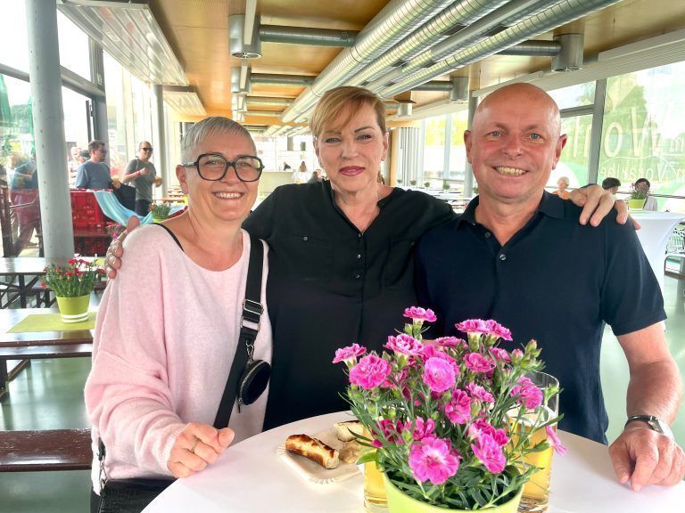 Karin (links) und Christof Fink mit Manuela.
