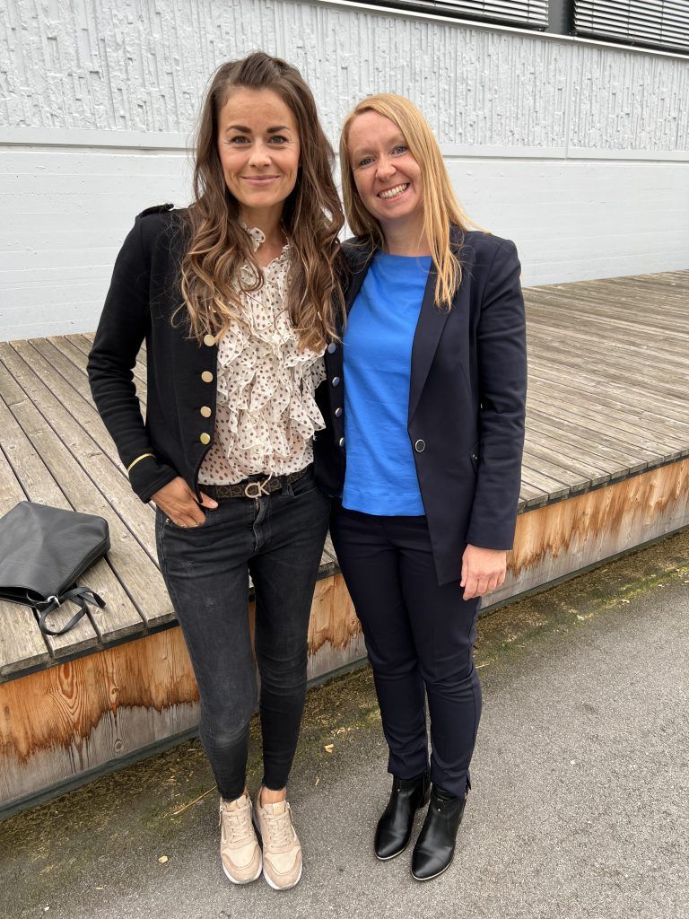 Nicole Seidl und Judith Fußenegger als diplomierte Kräuterpädagoginnen.