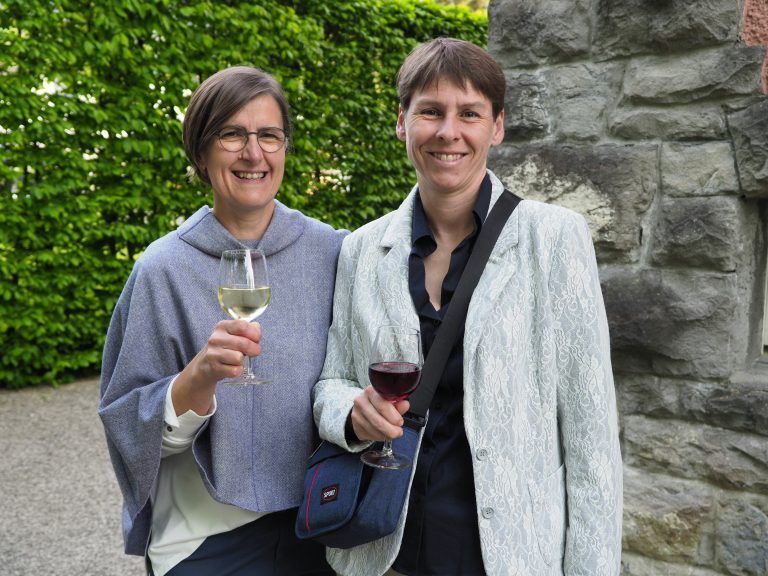 Roswitha Moossbrugger und Vizebürgermeisterin Patricia Tschallener.