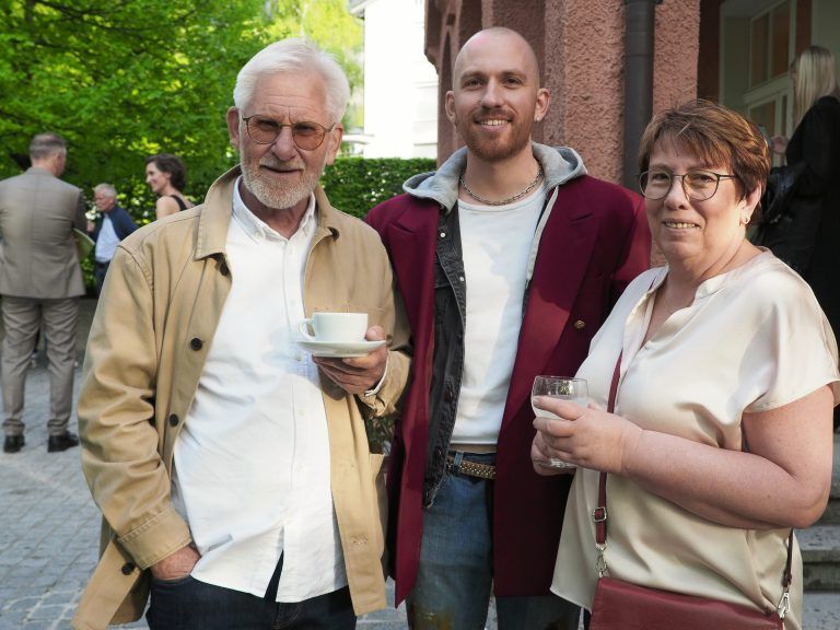 Autor Walter Buder mit Ulli und Maler Dominik Buder (M.).