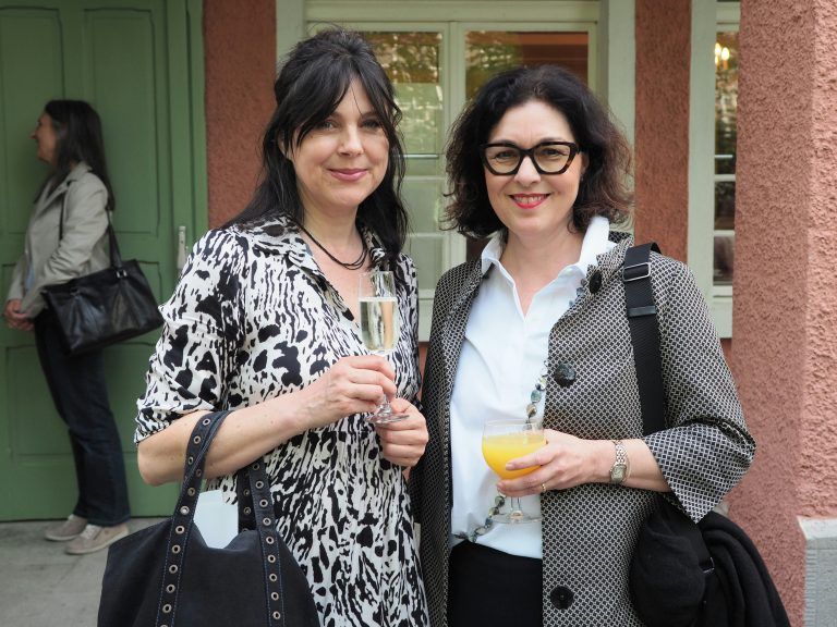 Unter den Festgästen: Nina Amann und Heidi Sprenger.