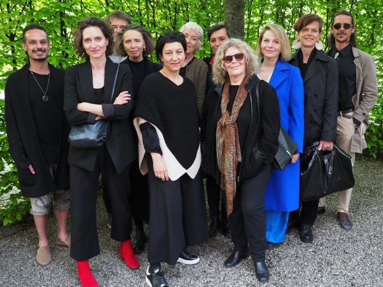 Die ausstellenden Künstler und Künstlerinnen mit Vertretern des Bregenzer Kultursektors Elektra.