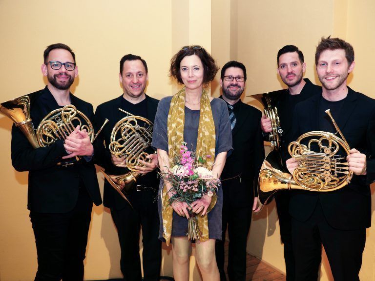 Festrednerin Eva Menasse mit dem Rheingold Quartett, bestehend aus Hornisten des Symphonieorchesters Vorarlberg und Dirigent Markus Pferscher. sie