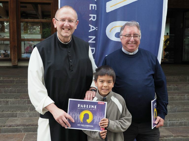 Nationaldirektor der Päpstlichen Missionswerke Pater Karl Wallner und Pfarrer Werner Ludescher (Missio Vorarlberg) mit Serjoscha vor der Aufführung.