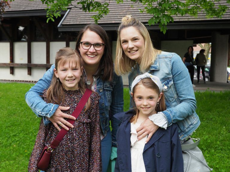 Michaela und Steffi mit ihren Töchtern Marie und Charlotte vor dem Hofsteigsaal.
