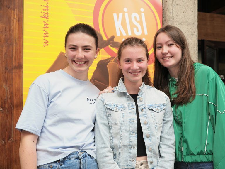 KISI-Fans: Anne Keckeisen, Nora Strobel und Hannah Sauter.