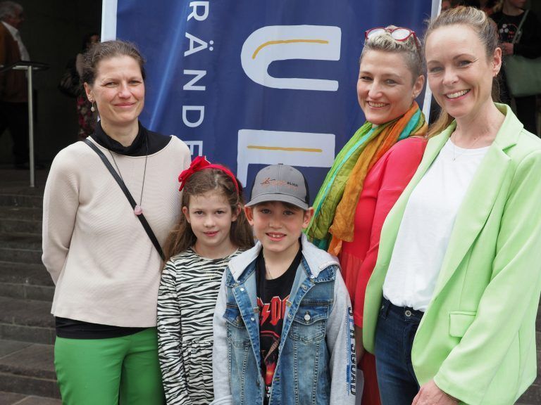 Im Publikum: Ellen und Gitte Nenning mit Margit Bilgeri sowie Frido und Anna.