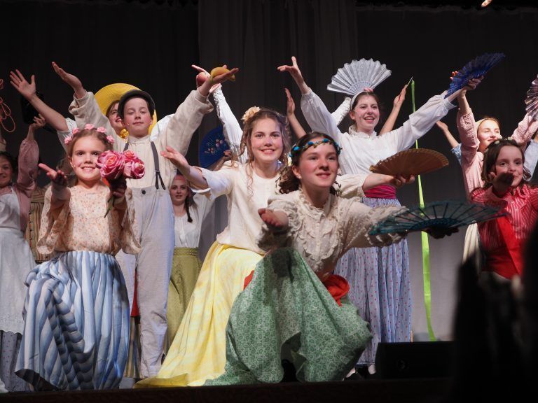 Rund 50 Kinder, Jugendliche und junge Erwachsene standen mit "Pauline - Mut verändert die Welt" auf der Bühne.