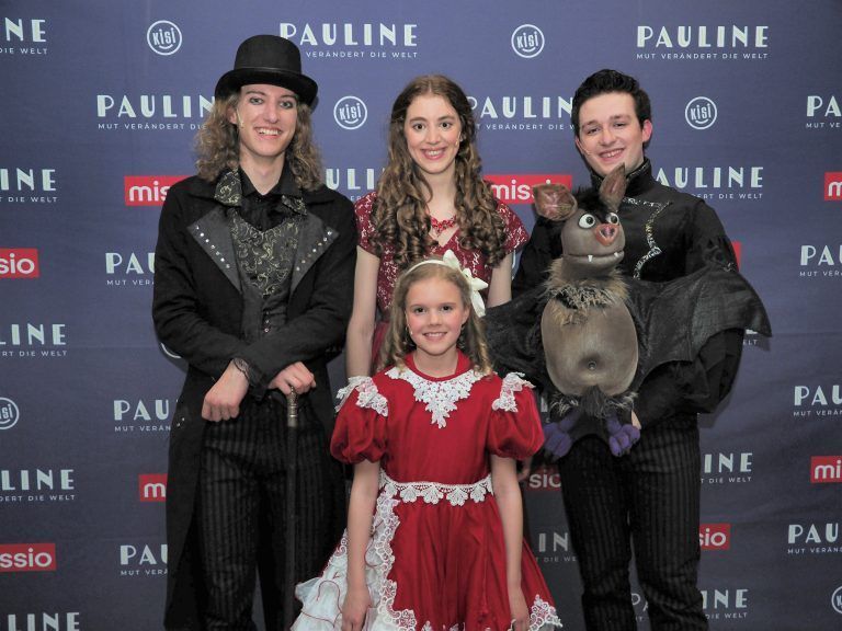 Die Darsteller Georg Hatter, Rahel Minichmayr, Bernadette Tomanek und Michael Garz nach der wunderbaren Aufführung im Foyer des Hofsteigsaals. <span class="copyright">SIE/12</span>