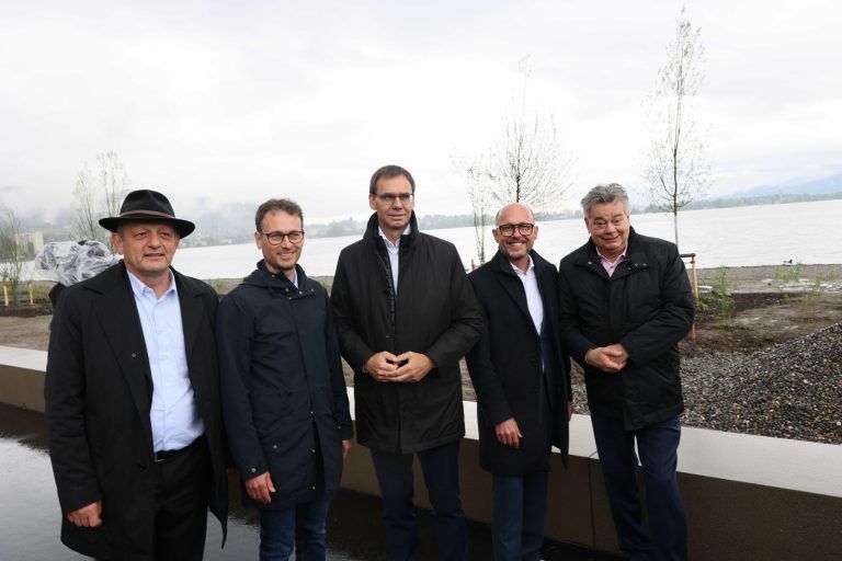 Bauservice-Leiter Bernhard Fink, LR Daniel Zadra, Landeshauptmann Markus Wallner, Bürgermesiter Michael Ritsch und Vizekanzler Werner Kogler. <span class="copyright">AME</span>