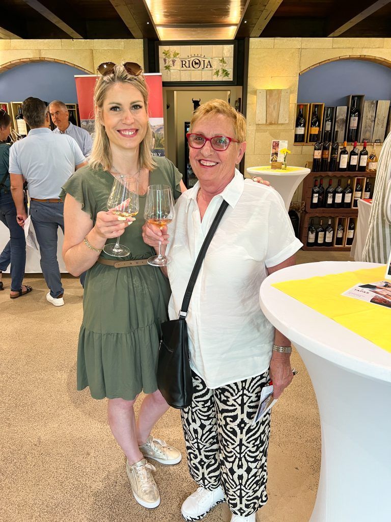 Schätzen ein gutes Glas: Sandra Sonderegger und Melitta Buchsteiner.