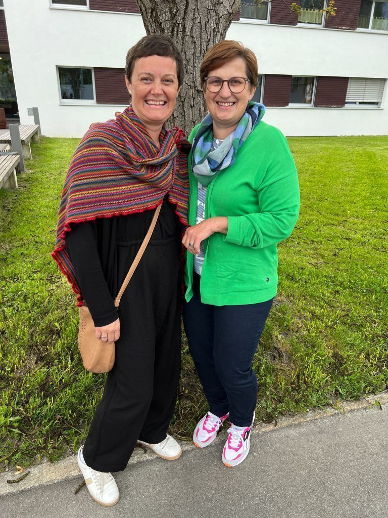 Tanja Berkmann-Jäger mit Brigitte Peter (Hildegard v. Bingen).