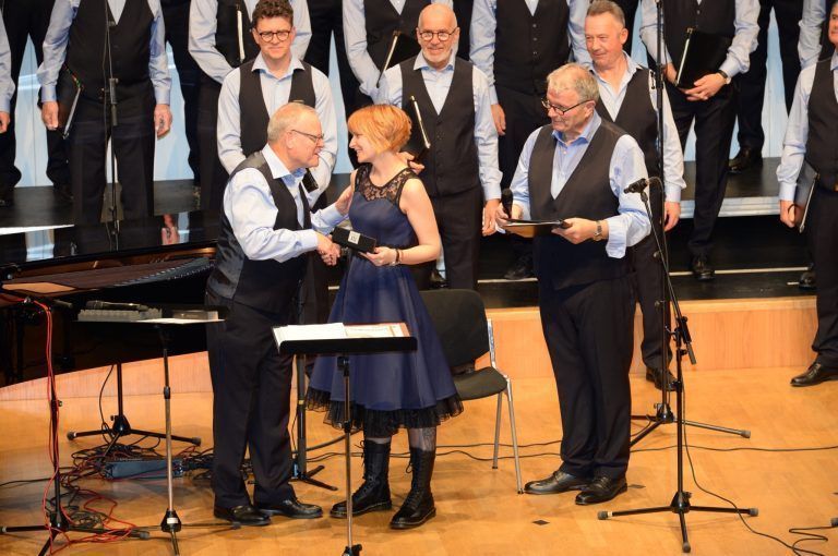 Die Stimmgabelübergabe beim Abschlusskonzert. <span class="copyright">Hartwig Hellrigl</span>