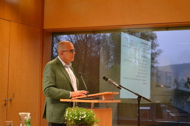 Bürgermeister Walter Gohm wies auf den Krankenpflegeverein als soziale Nahversorgung hin. Es sei deutlich zu spät auf den Pflegebedarf in einer immer älter werdenden Bevölkerung reagiert worden.