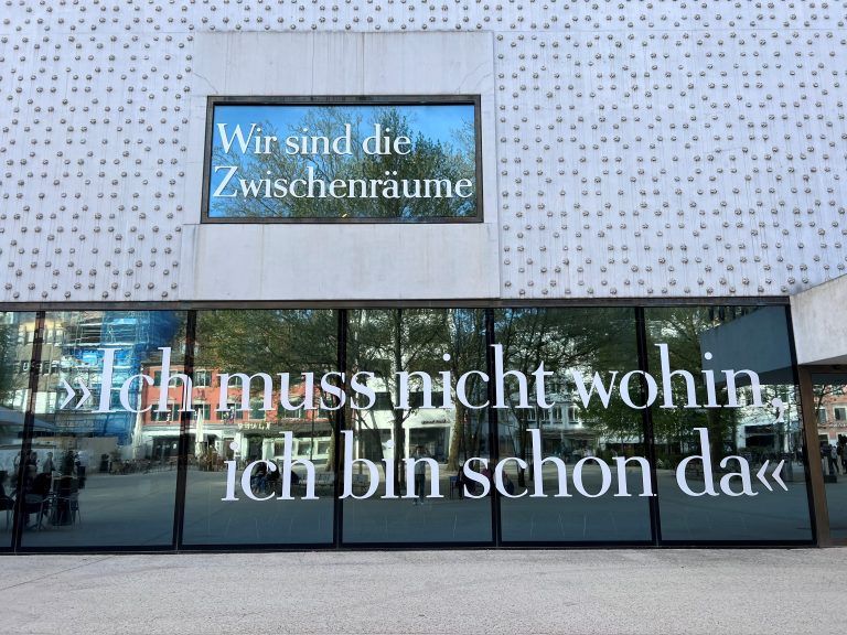 Die Fenster des Vorarlberg Museums bilden ein komplexes Ausstellungskonzept. VN/Marte