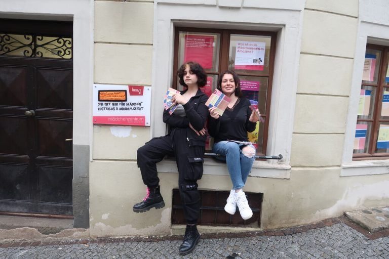Alana und July sind startklar für die mädchen*impulstage 2023 – Be the change! Verein Amazone