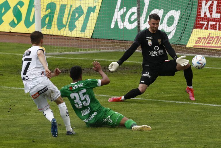 Ammar Helac (24) lieferte im Tor von Austria Lustenau sein Bundesligadebüt und war bei den Gegentreffern machtlos.gepa