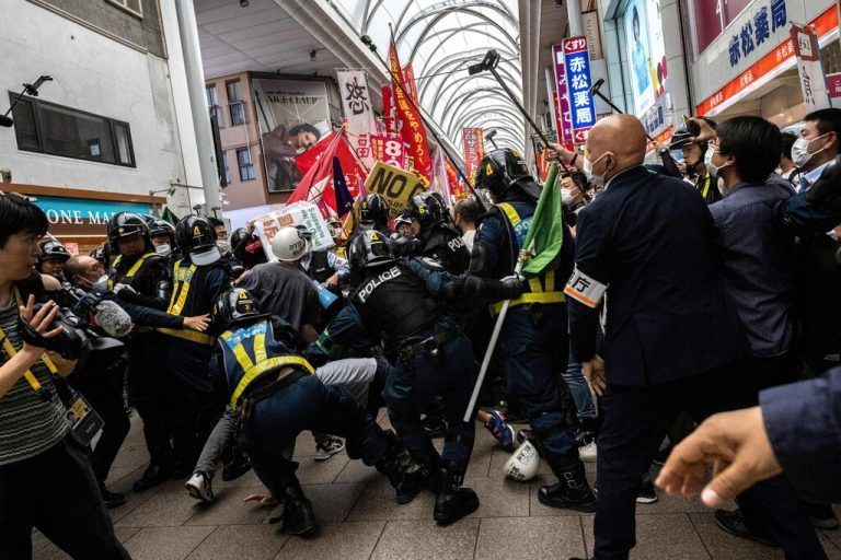 Anti-G7-Demonstranten stoßen im japanischen Hiroshima mit der Polizei zusammen, als sich die Staats- und Regierungschefs der Welt treffen. AFP