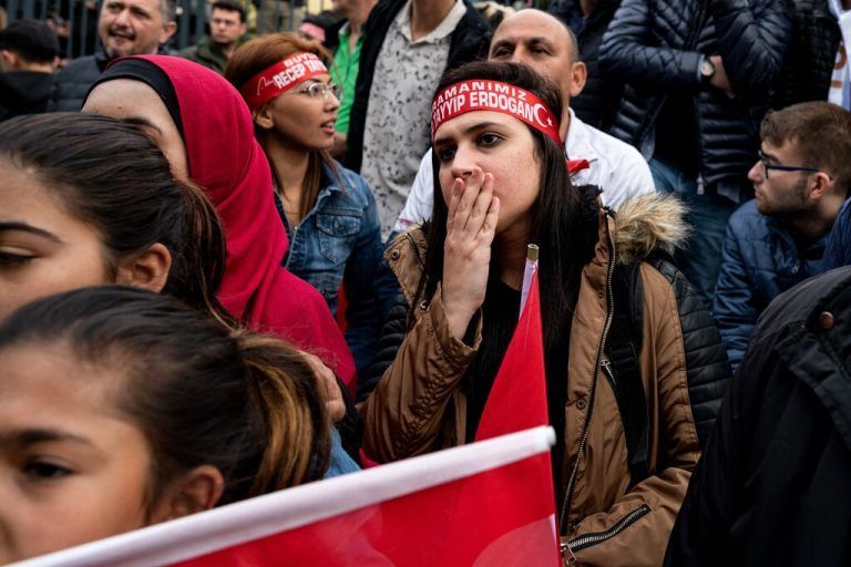Auch in den von verheerenden Erdbeben betroffenen Gebieten setzen sich viele Frauen für Erdogan ein.AFP