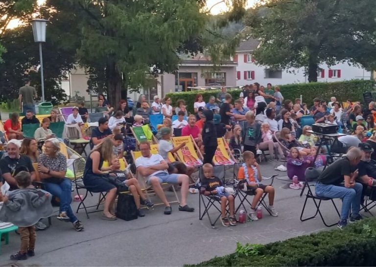 Auch in diesem Sommer lädt die Gemeinde wieder zum gemütlichen Klappstuhl-Kino beim Pavillon.
