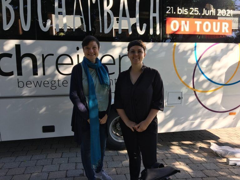 Bei der „Buch am Bach on Tour“ war Silvia Freudenthaler mit dabei. Im Bild mit Autorin Lena Raubaum (l.). VN/Gunz