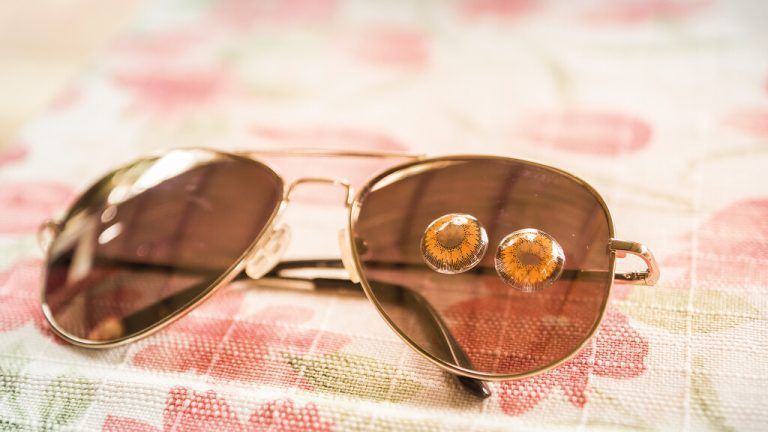 Bei sehr starker Sonneneinstrahlung sollte man zusätzlich zu Linsen mit UV-Schutz auch zur Sonnenbrille greifen.