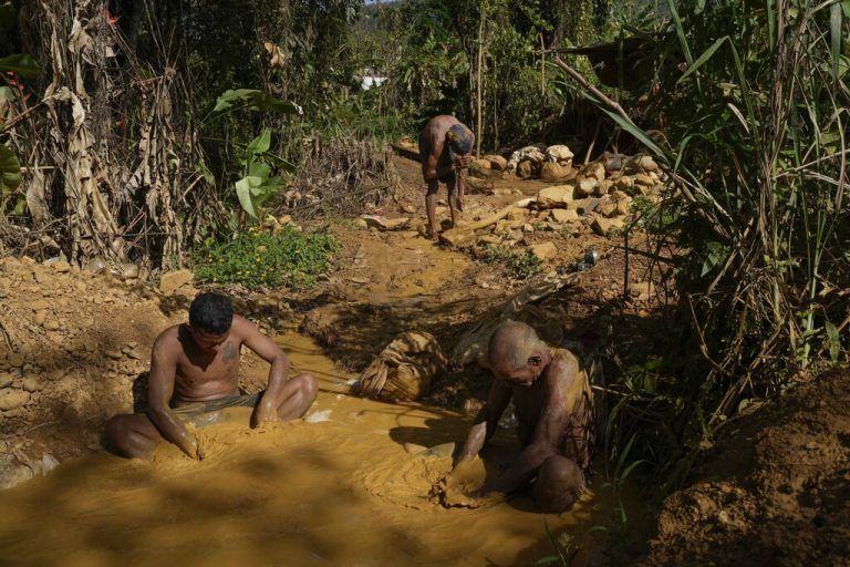 Bergleute waschen Gold in El Callao, Venezuela. In den stehenden Gewässern werden oft Mücken, die Malaria oder Dengue übertragen. AP