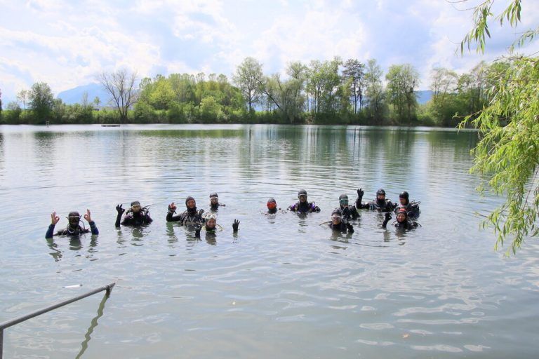 Beste Laune trotz mäßiger Temperaturen zeigten die Taucher im Alten Rhein in Lustenau.