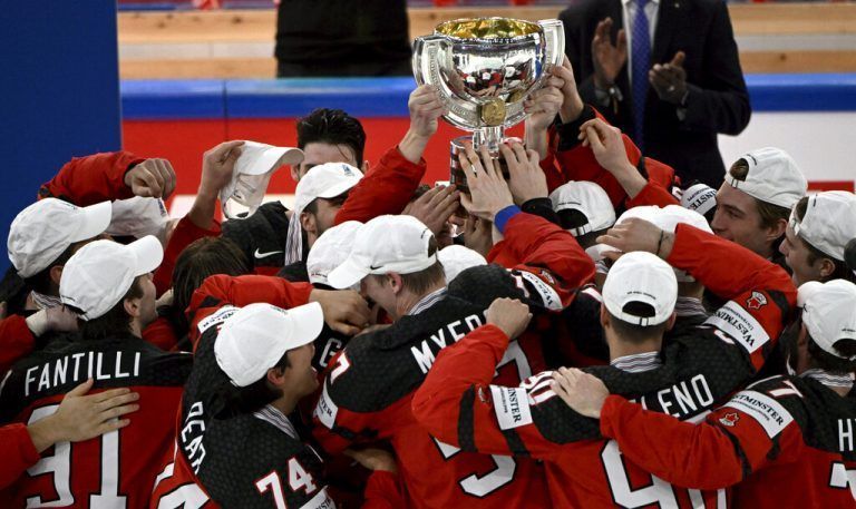 Das Team Kanada, gecoacht von Andre Tourigny, stemmt zum 28. Mal die Trophäe für den Gewinn des Eishockey-WM-Titels in die Höhe.REUTERS