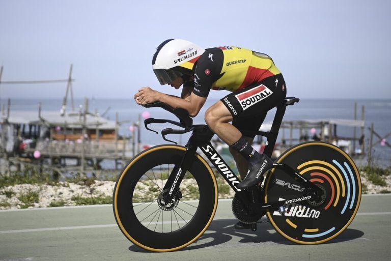 Das Weltmeistertrikot tauschte Evenepoel beim Giro gegen das Maglia Rosa. APA
