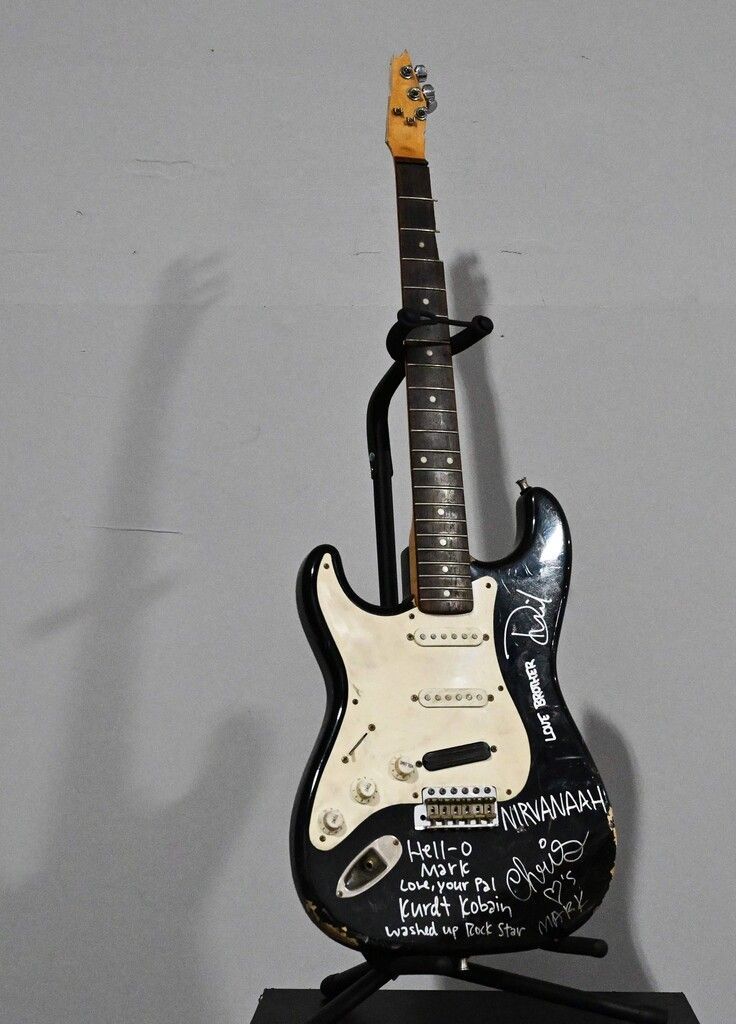 Kurt-Cobain-Gitarre um fast 600.000 Dollar versteigert