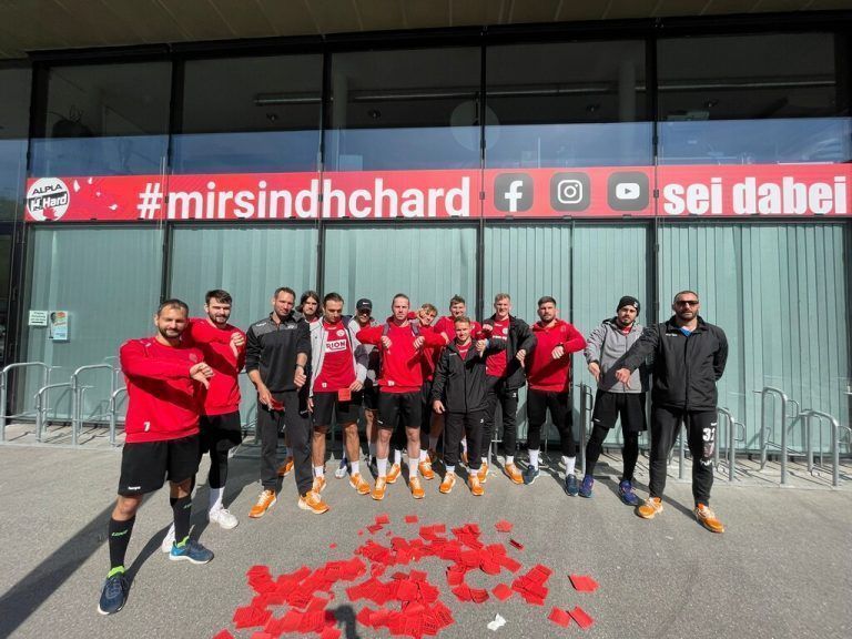 Daumen nach unten! Die Spieler des Alpla HC Hard haben eine klare Meinung zu den anonym verfassenden Anfeindungen und persönlichen Angriffen.
