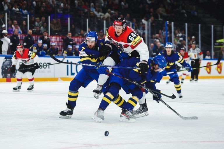 David Reinbacher verletzte sich im Spiel gegen die Schweden bei diesem Vorstoß, Henrik Tömmernes und Rasmus Sandin stoppten den Lustenauer mit vereinten Kräften.GEPA
